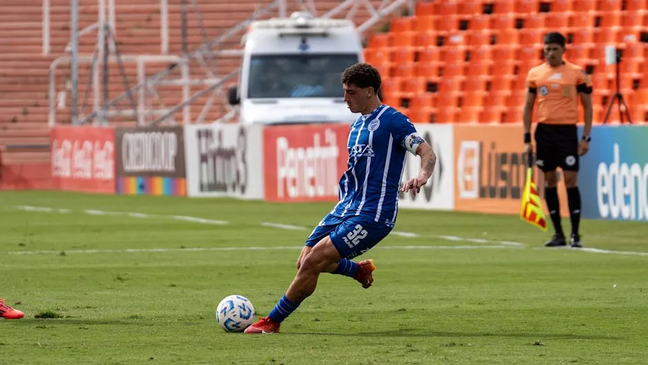 Zdjęcie piłkarza strzelającego gola w ramach zakładu na strzelca bramek w dowolnym momencie meczu, czyli zakład na strzelca bramek w dowolnym momencie